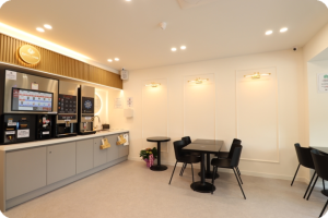 우드톤과 버번색상의 붙박이 의자로 장식된 무인카페, 새로운 공간의 매력으로 변신하세요!