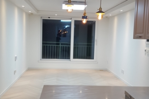 고급스러움 가득한 화이트 아파트 인테리어: 매탄동 이편한세상 아파트에서 해링본 마루로 독특한 분위기 연출