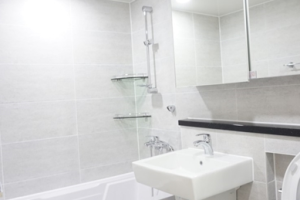 모던하고 세련된 화이트&블랙 인테리어로 수원시 조원주공 2차 아파트를 깔끔하게 만들어보세요!