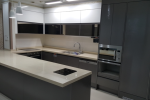 펫트제품으로 편리하게 완성하는 주방싱크대 리모델링 - 혁신적인 디자인과 넉넉한 수납공간으로 펫과 함께 더욱 효율적인 주방을 만들어보세요!