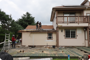 푸르메마을, 양지에 위치한 아름다운 전원주택 - 외벽 페인팅과 합성데크로 완성되다