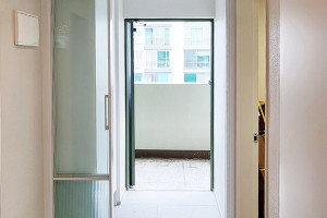 삼부 아파트 3연동 중문 설치: 성남시 수정구의 인테리어 혁신 사례