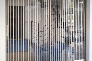 간살 2 슬라이딩 도어, 공간을 품다: 세련된 시공 사례 탐방