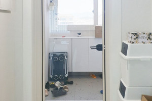 용인 녹원마을의 양방향 스윙도어, 거실과 현관의 완벽한 조화를 이룬 인테리어 후기!