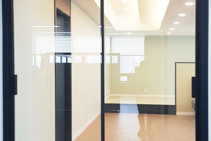 안산 문화센터의 변신: 초슬림 미닫이 현관중문으로 완성된 세련된 강의실 인테리어!