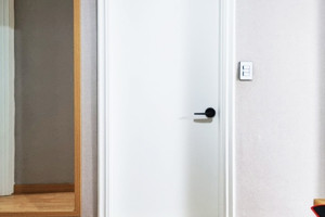 수원 중문 도어 리모델링: 건기넷의 세련된 화이트 필름 시공으로 완성하는 공간의 변신