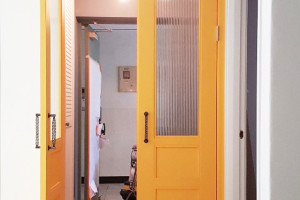 세련된 서울 중문 인테리어: 모루세로유리와 블랙봉 손잡이로 완성하는 현대적 현관 디자인