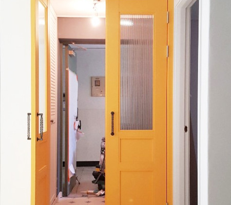 세련된 서울 중문 인테리어: 모루세로유리와 블랙봉 손잡이로 완성하는 현대적 현관 디자인