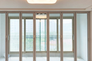 안양 석수 두산위브 거실 폴딩도어: 화이트 프레임과 투명 유리의 조화로 완성한 세련된 모던 인테리어