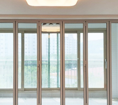 안양 석수 두산위브 거실 폴딩도어: 화이트 프레임과 투명 유리의 조화로 완성한 세련된 모던 인테리어