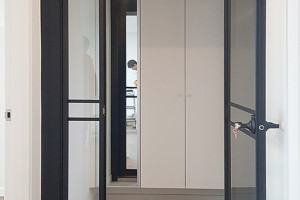 춘천 석사동 현대아파트: 블랙 프레임과 투명강화유리로 완성한 슬림 비대칭 양개 중문 시공 사례