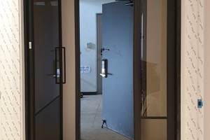 강남 대치동 선경아파트: 슬림 비대칭 현관중문으로 세련된 공간 분리의 정석