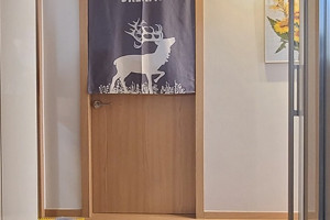수원 인계동 아파트, 슬라이딩 중문으로 공간 혁신하기: 간살을 살리는 스마트 인테리어