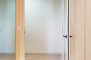 광명 푸르지오 아파트, 고급스러운 양방향 스윙도어 중문 시공 후기!