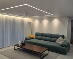 우드화이트 주방과 포쉐린 바닥으로 완…